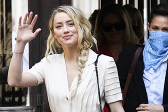 Schauspielerin Amber Heard (l) vor dem High Court in London.
