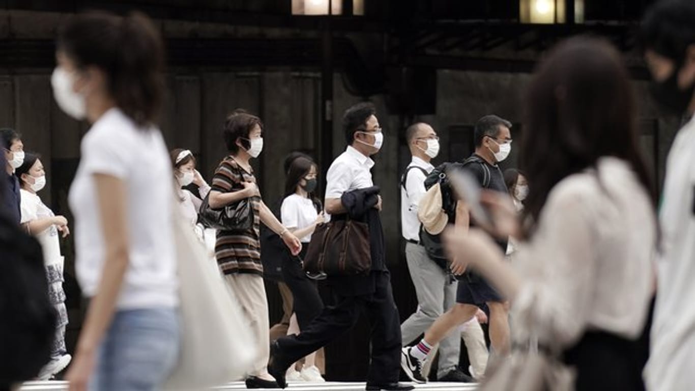 Passanten mit Mund-Nasen-Schutz in Tokio.