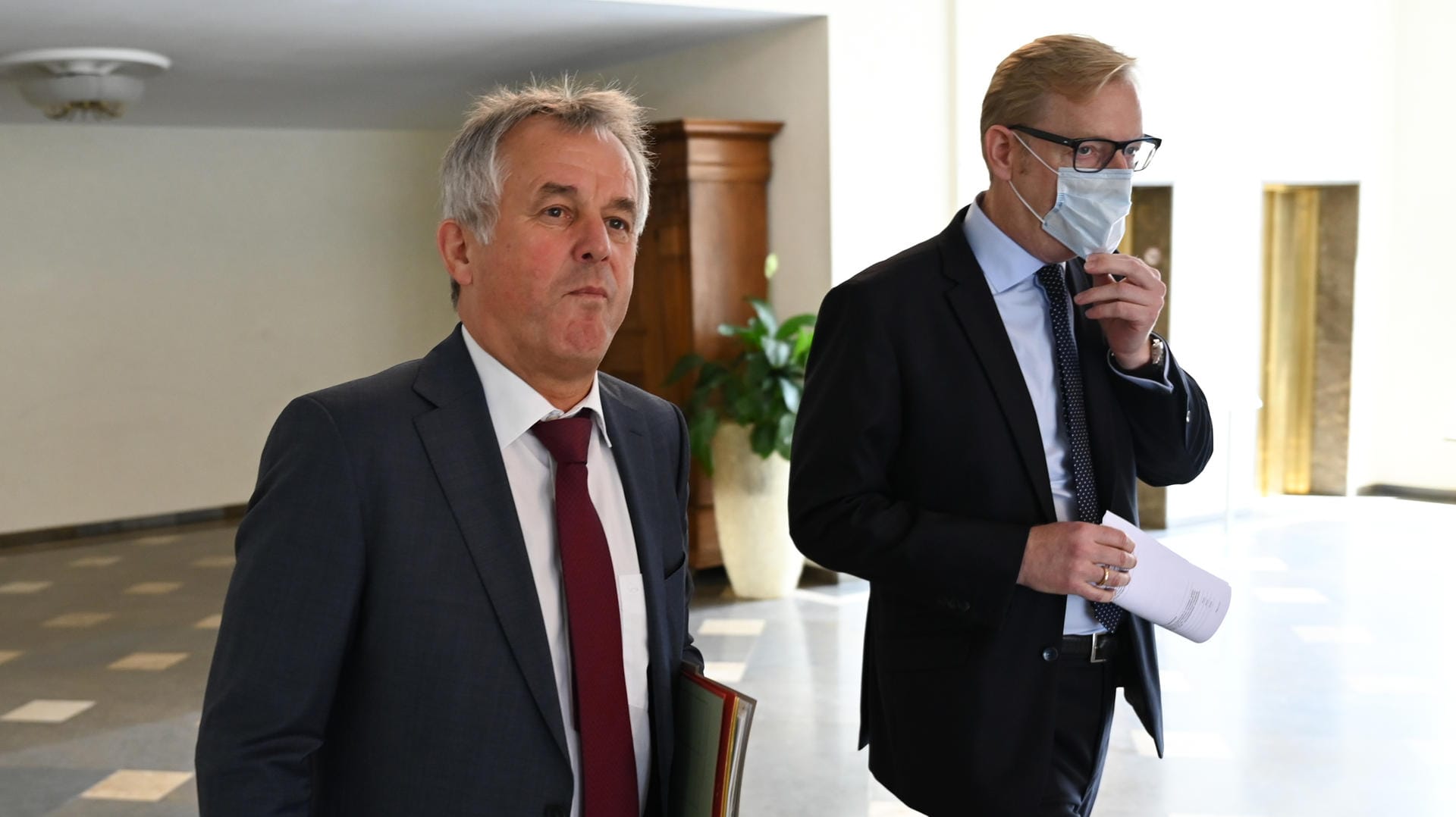 Gerhard Bereswill (l), Polizeipräsident von Frankfurt am Main, und Markus Frank (CDU), Sicherheitsdezernent, kommmen zu einer Pressekonferenz im Plenarsaal des Rathauses Römer.