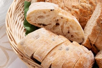 Mit mediterranen Zutaten wie Oliven können Brote verfeinert werden.