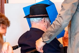 Der wegen Beihilfe zum Mord in 5.230 Fällen angeklagte 93 Jahre alte ehemalige SS-Wachmann wird in den Gerichtssaal gebracht: Nun entschuldigte er sich.