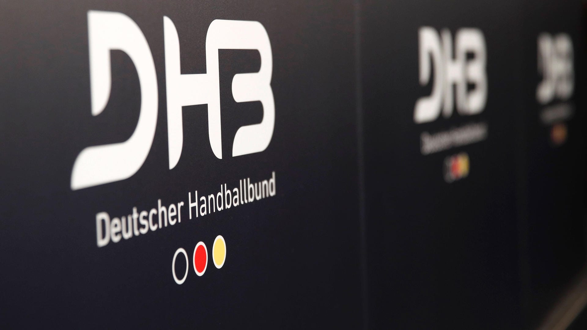 Das Logo des Deutschen Handball-Bundes (DHB) (Symbolbild): Die Saisonstart der 3. Liga Damen steht nun fest.