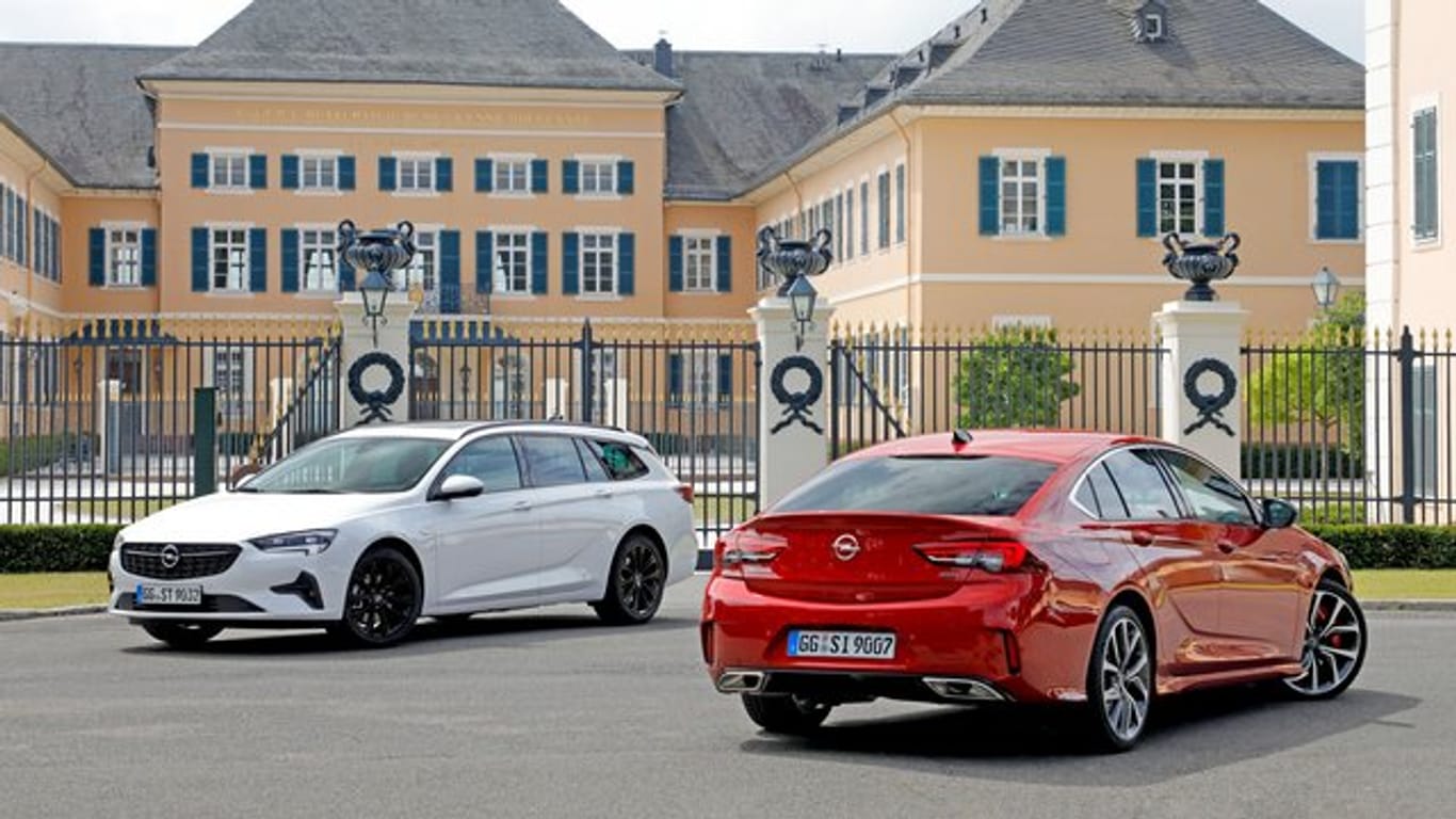 Aufgefrischtes Duo: Opel hat sein Spitzenmodell Insignia überarbeitet und liefert das Mittelklasse-Auto als Kombi (links) und als Limousine (rechts) aus.