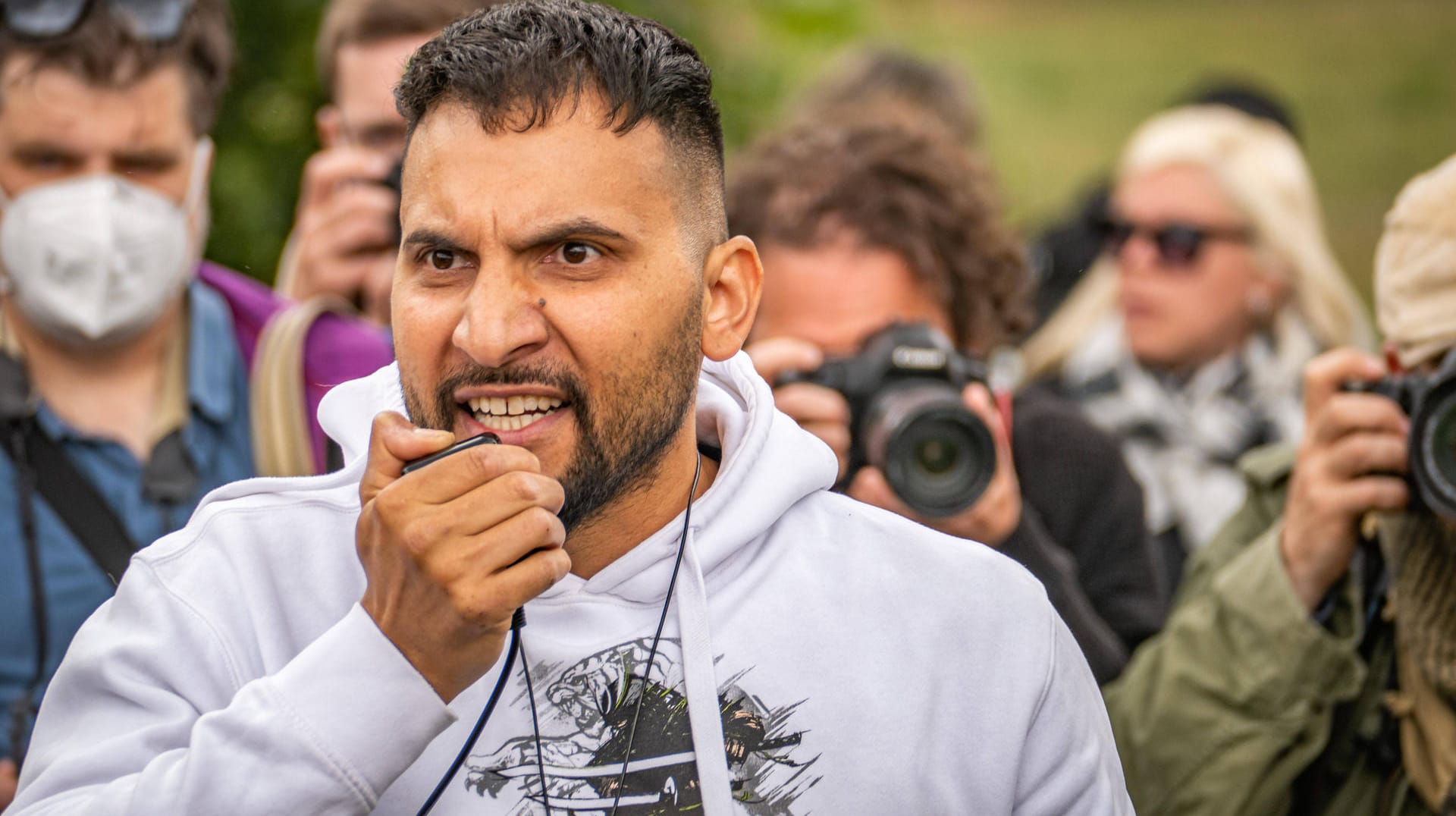 Attila Hildmann: Im Mai war der TV-Koch vor dem Reichstag in Berlin mit Lautsprecher zu sehen. Gegen ihn sind offenbar mehrere Anzeigen eingegangen.