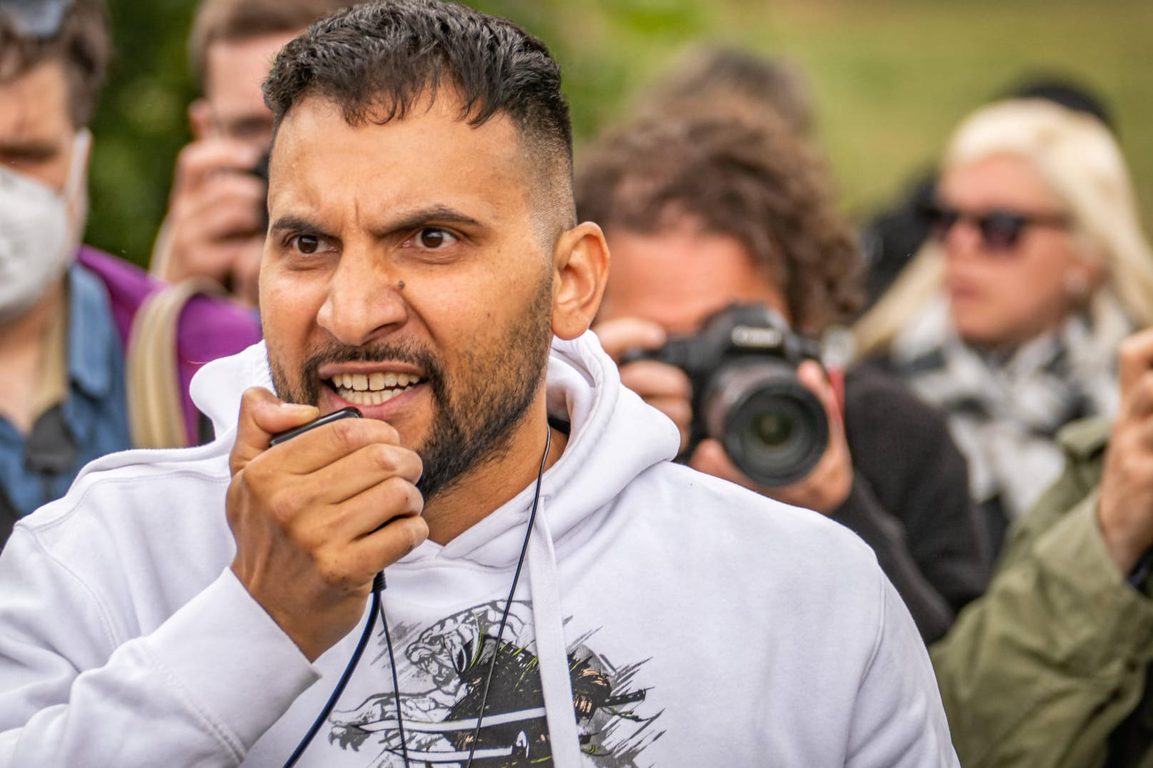 Attila Hildmann: Im Mai war der TV-Koch vor dem Reichstag in Berlin mit Lautsprecher zu sehen. Gegen ihn sind offenbar mehrere Anzeigen eingegangen.