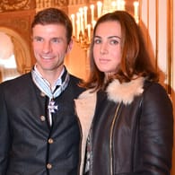 Thomas Müller und Ehefrau Lisa Müller bei der Verleihung des Bayerischen Verdienstorden.