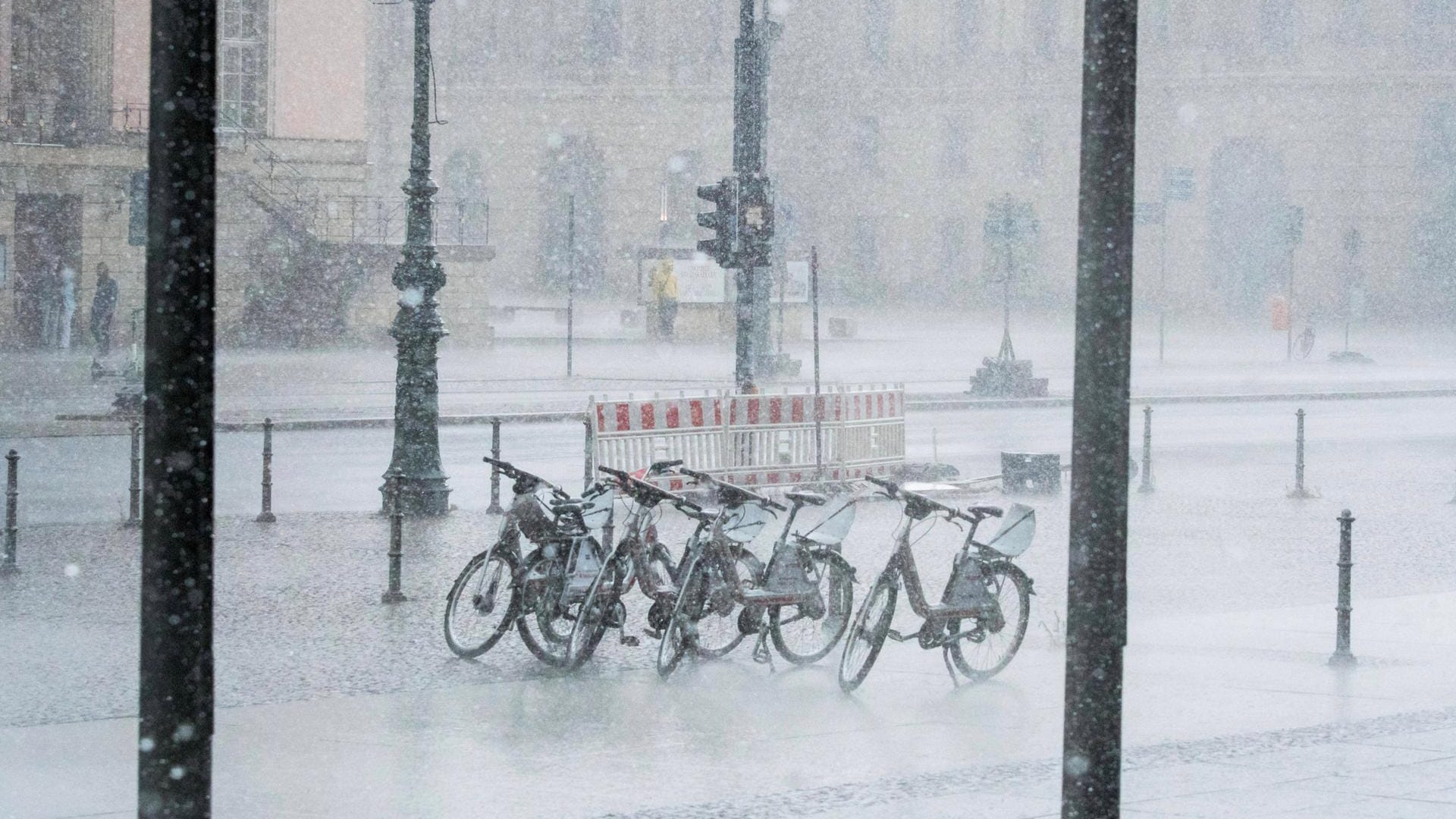 Heftiger Regenschauer in Berlin: In kürzester Zeit ist in der Haupstadt ein Unwetter aufgezogen. Heftiger Regenschauer in Berlin: In kürzester Zeit ist in der Haupstadt ein Unwetter aufgezogen.