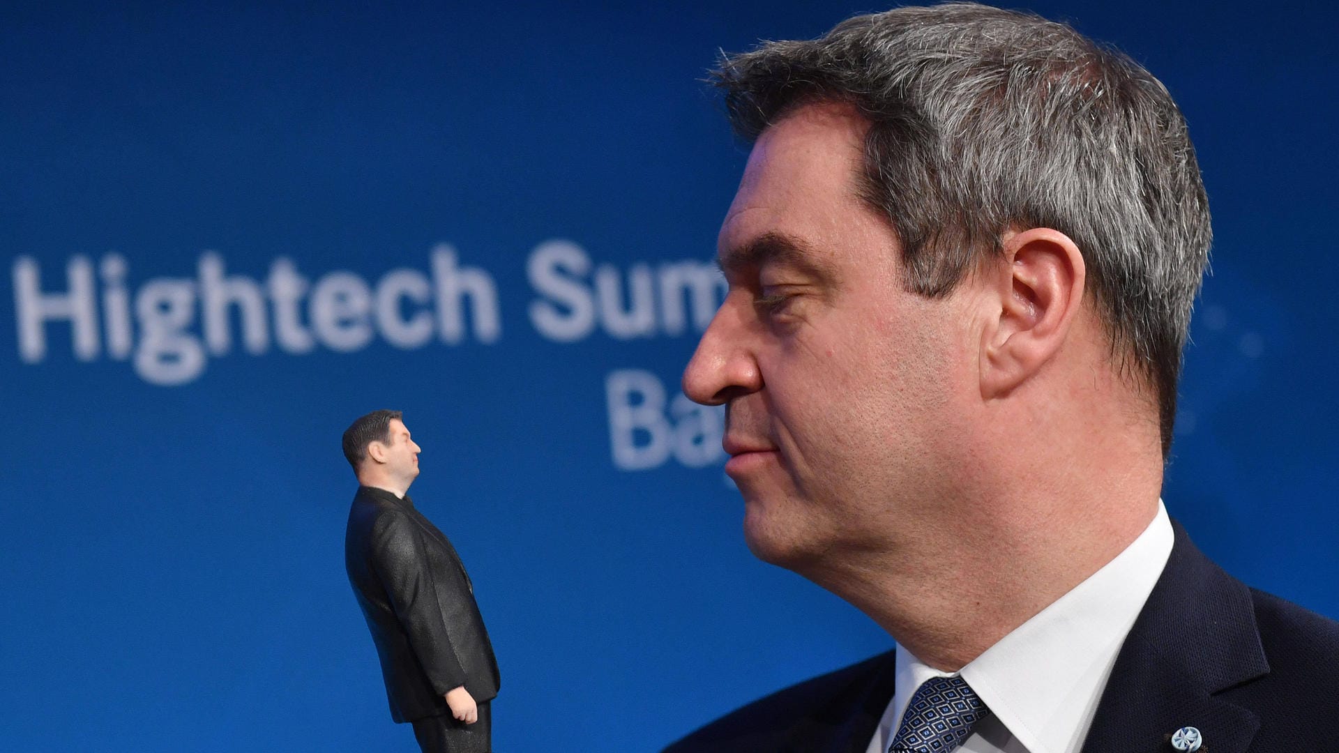 Bayern: Ministerpräsident Söder hält eine 3D-Figur von sich selbst.