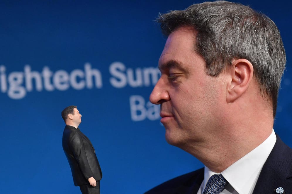 Bayern: Ministerpräsident Söder hält eine 3D-Figur von sich selbst.