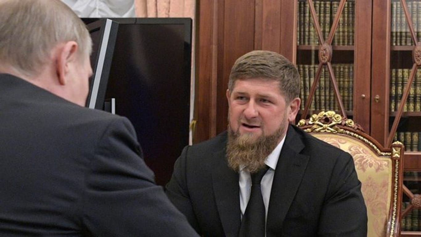 Der tschetschenische Republikchef Ramsan Kadyrow 2017 zu Gast bei Kremlchef Wladimir Putin in Moskau.