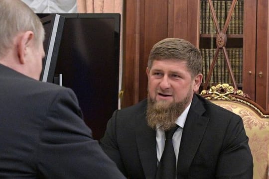 Der tschetschenische Republikchef Ramsan Kadyrow 2017 zu Gast bei Kremlchef Wladimir Putin in Moskau.