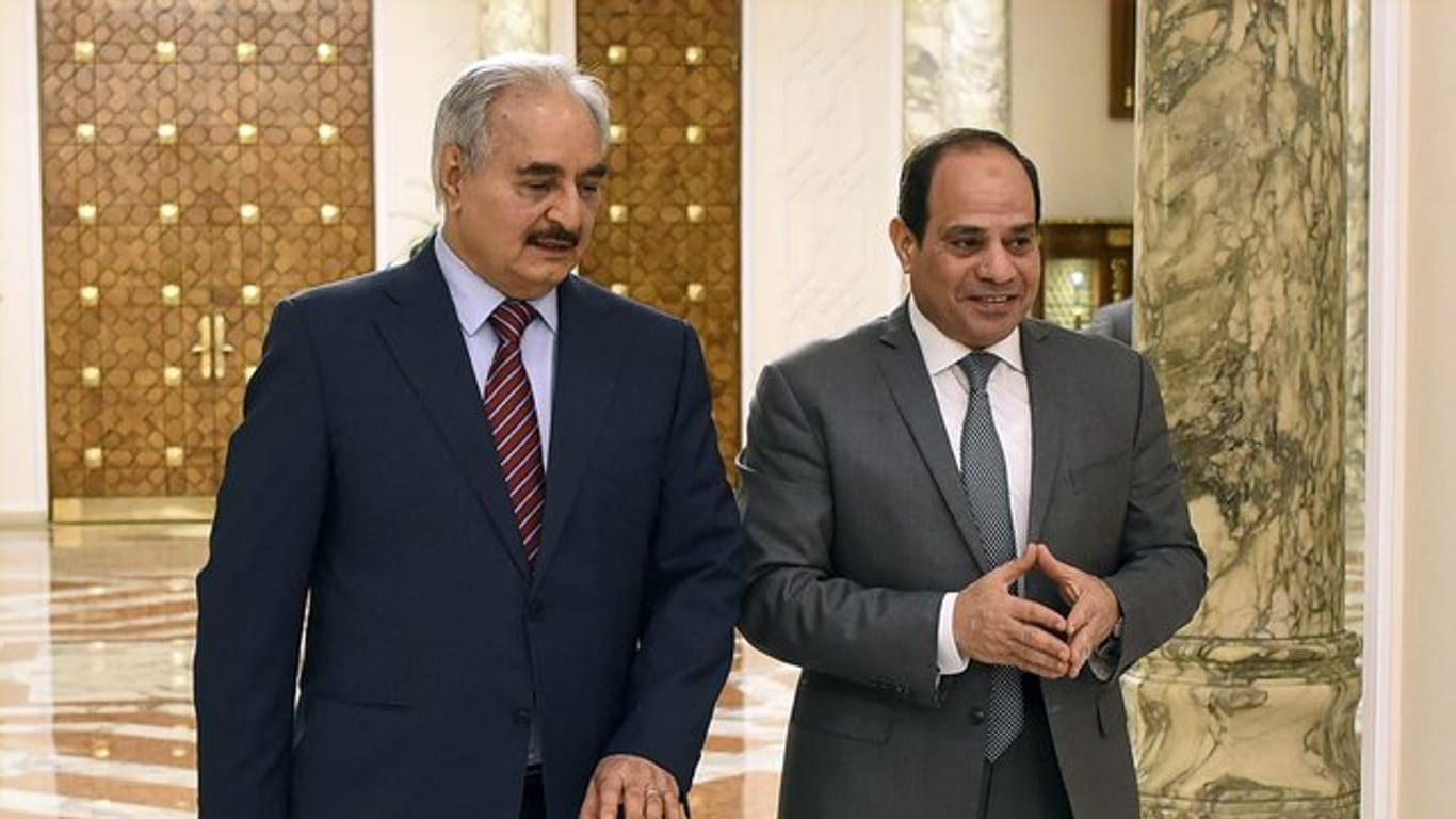 Abdel Fatah El-Sisi (r), Präsident von Ägypten, begrüßt 2019 Chalifa Haftar, ehemaliger Militäroffizier und Chef der selbsternannten Libyschen Nationalen Armee.