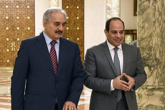 Abdel Fatah El-Sisi (r), Präsident von Ägypten, begrüßt 2019 Chalifa Haftar, ehemaliger Militäroffizier und Chef der selbsternannten Libyschen Nationalen Armee.