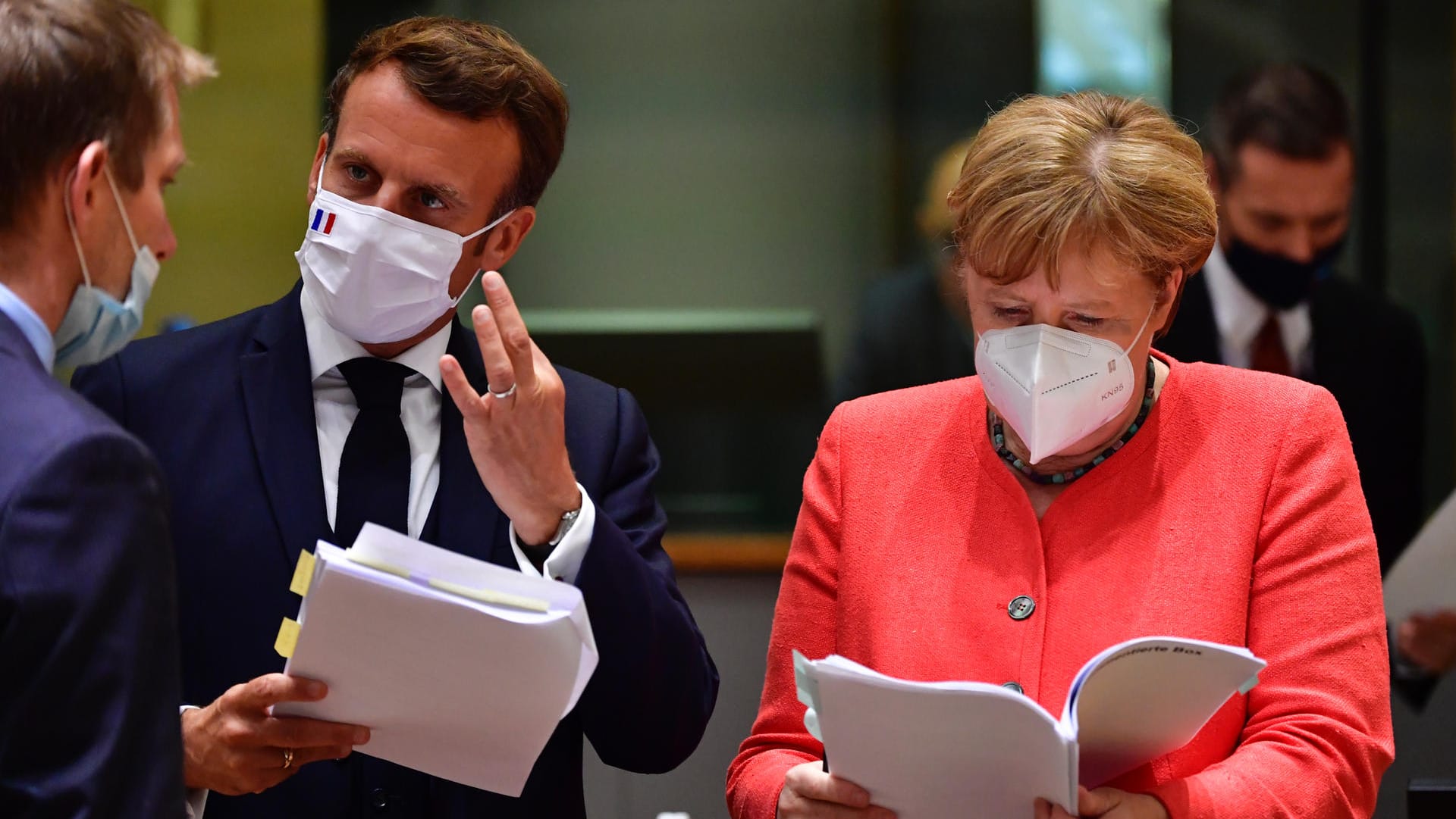 Emmanuel Macron und Angela Merkel beim EU-Gipfel in Brüssel: Deutschland und Frankreich mussten empfindliche Zugeständnisse beim Corona-Hilfspaket machen.