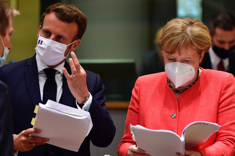 Emmanuel Macron und Angela Merkel beim EU-Gipfel in Brüssel: Deutschland und Frankreich mussten empfindliche Zugeständnisse beim Corona-Hilfspaket machen.