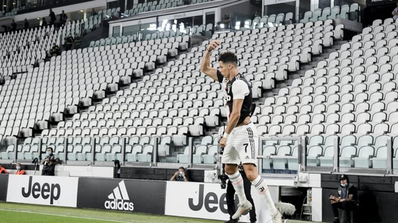 Juves zweifacher Torschütze Cristiano Ronaldo jubelt vor der leeren Tribüne.