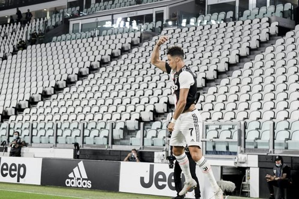 Juves zweifacher Torschütze Cristiano Ronaldo jubelt vor der leeren Tribüne.