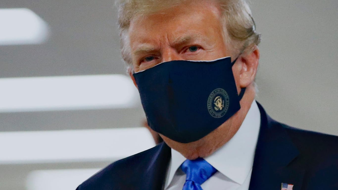 Donald Trump mit Mund-Nasen-Schutz: Zu Beginn der Pandemie wollte er von der Maske nichts wissen.