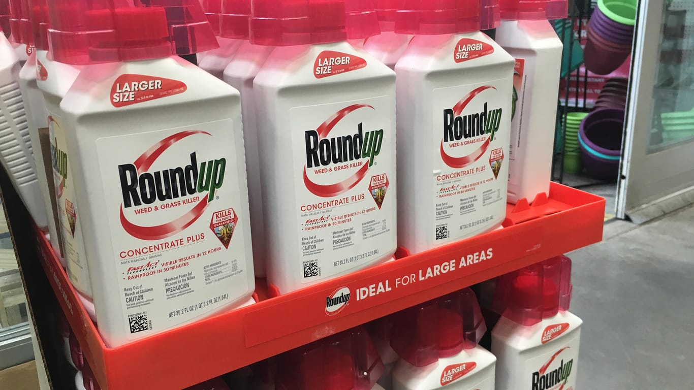 Behälter mit Roundup: Der Unkrautvernichter mit dem Wirkstoff Glyphosat soll angeblich krebserregend sein.