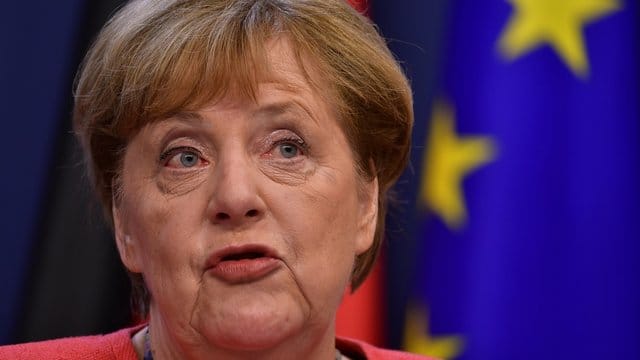 Bundeskanzlerin Angela Merkel bei einer Pressekonferenz nach der Einigung am frühen Morgen. Bundeskanzlerin Angela Merkel bei einer Pressekonferenz nach der Einigung am frühen Morgen.