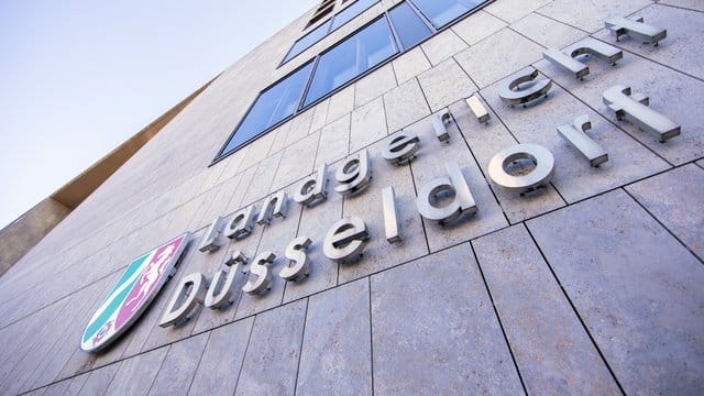 Der Schriftzug "Landgericht Düsseldorf" hängt an der Fassade des Landgerichts an der Werdener Straße: Hier beginnt der Prozess gegen zwei Brüder, die eine 18-Jährige in die Zwangsprostitution getrieben haben sollen.