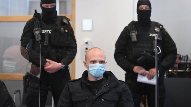 Der Angeklagte Stephan Balliet beim Prozessbeginn im Landgericht. Der Angeklagte Stephan Balliet beim Prozessbeginn im Landgericht.