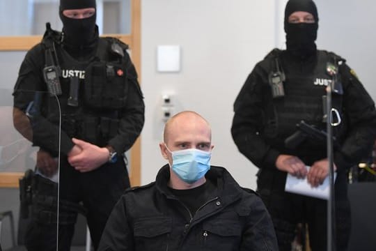 Der Angeklagte Stephan Balliet beim Prozessbeginn im Landgericht.