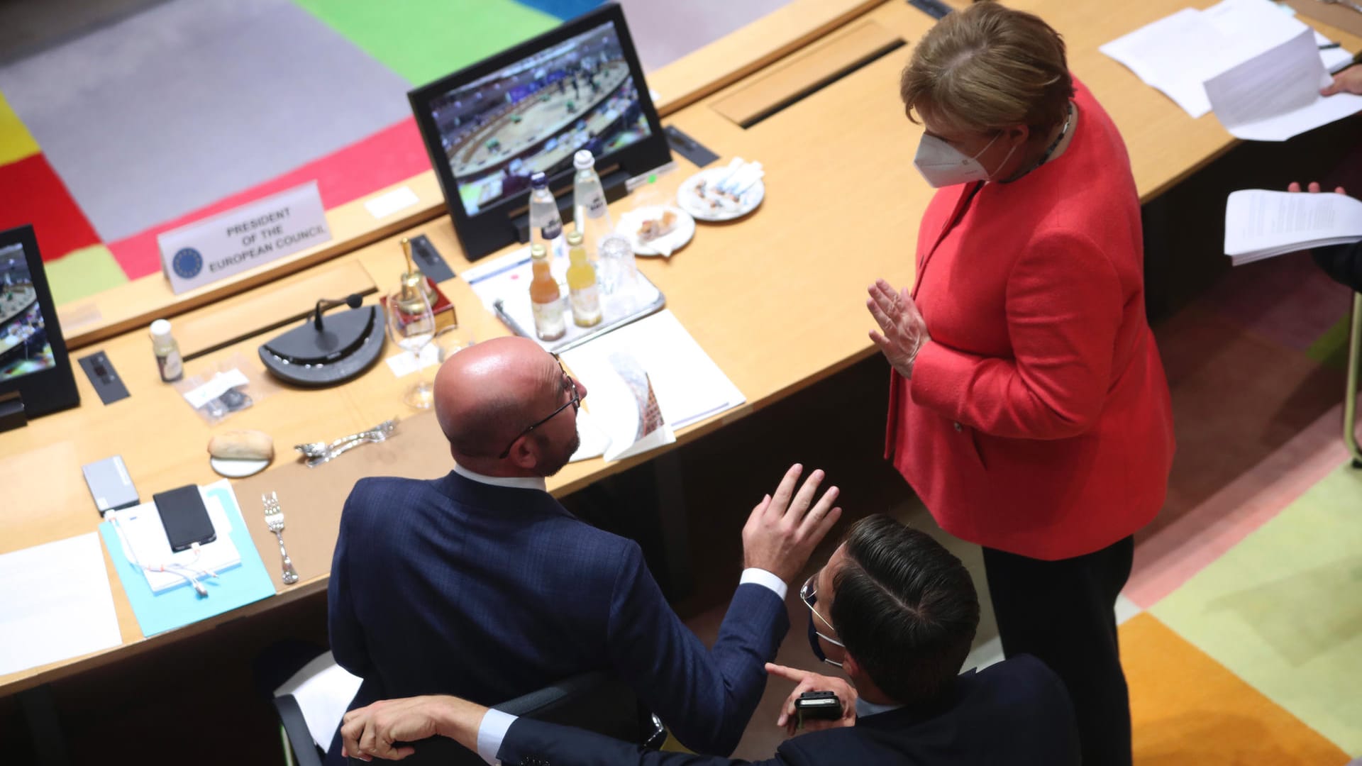 Ratspräsident Michel mit Bundeskanzlerin Merkel und dem niederländischen Ministerpräsidenten Rutte.