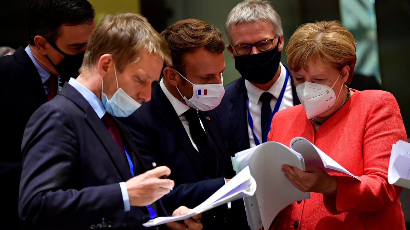 Pedro Sánchez, Emmanuel Macron und Angela Merkel mit Unterhändlern im Brüsseler Verhandlungspoker.
