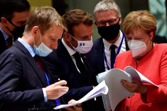 Pedro Sánchez, Emmanuel Macron und Angela Merkel mit Unterhändlern im Brüsseler Verhandlungspoker.