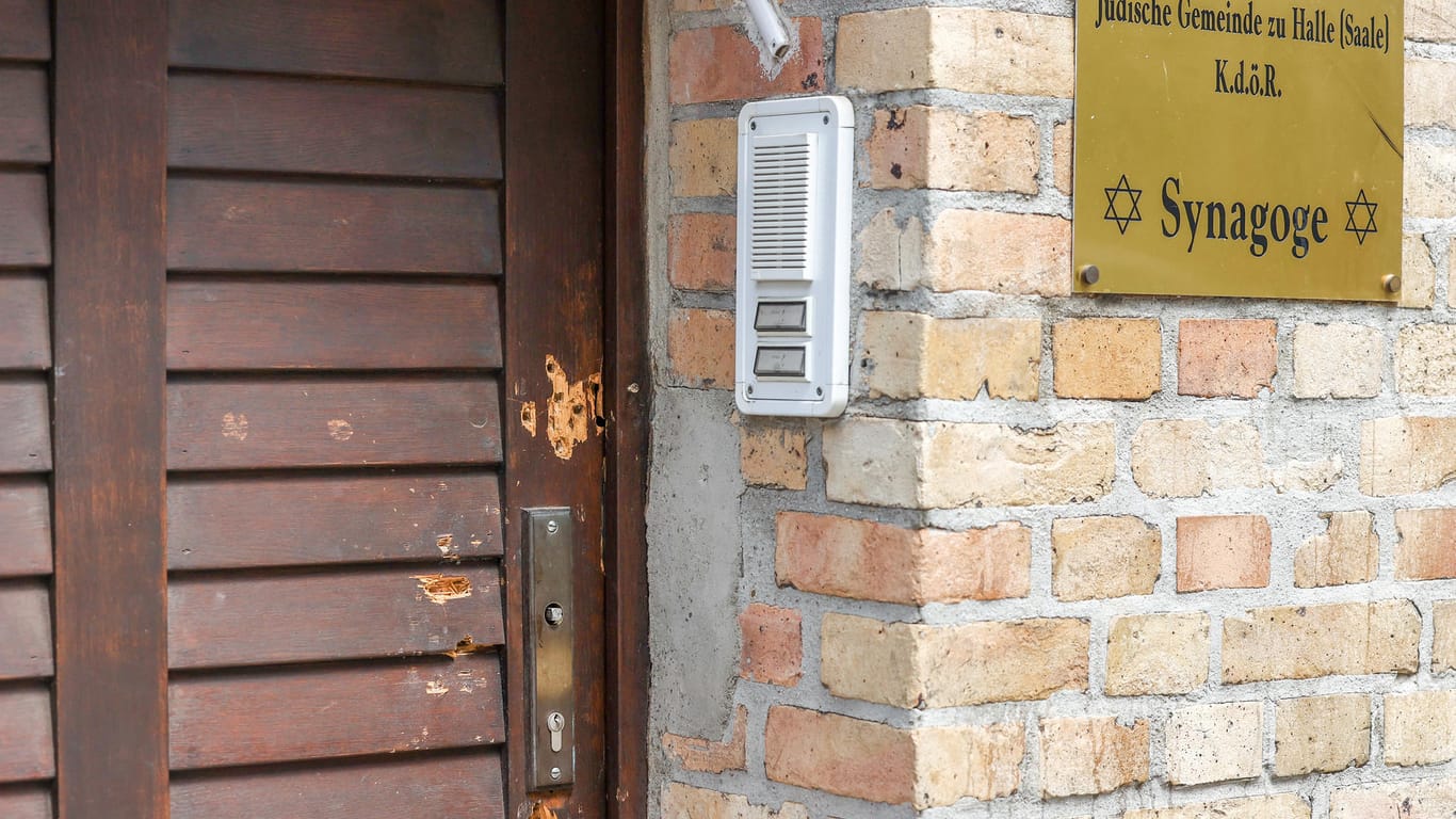 Die Tür der Synagoge in Halle ist immer noch von den Spuren des versuchten Anschlags gezeichnet.