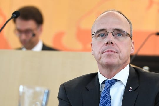 Hessens Innenminister Peter Beuth beantwortet Fragen im Innenausschuss des Landtags.