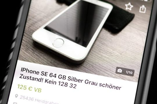 Über Portale wie Ebay Kleinanzeigen kann man das alte Smartphone anbieten - am besten legt man hier eine Abholung gegen Barzahlung fest.