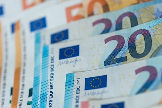"Die konjunkturellen Auswirkungen der Corona-Krise sowie die aufgrund dieser Krise umgesetzten steuerlichen Maßnahmen belasteten weiterhin das Steueraufkommen signifikant", heißt es im Monatsbericht des Bundesfinanzministeriums.