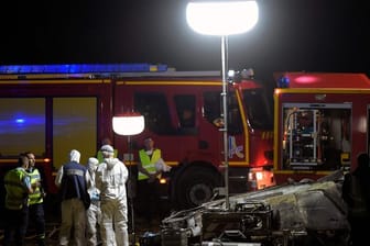 Retter und Feuerwehrleute an der Unfallstelle auf der Autobahn A7 bei Valence.