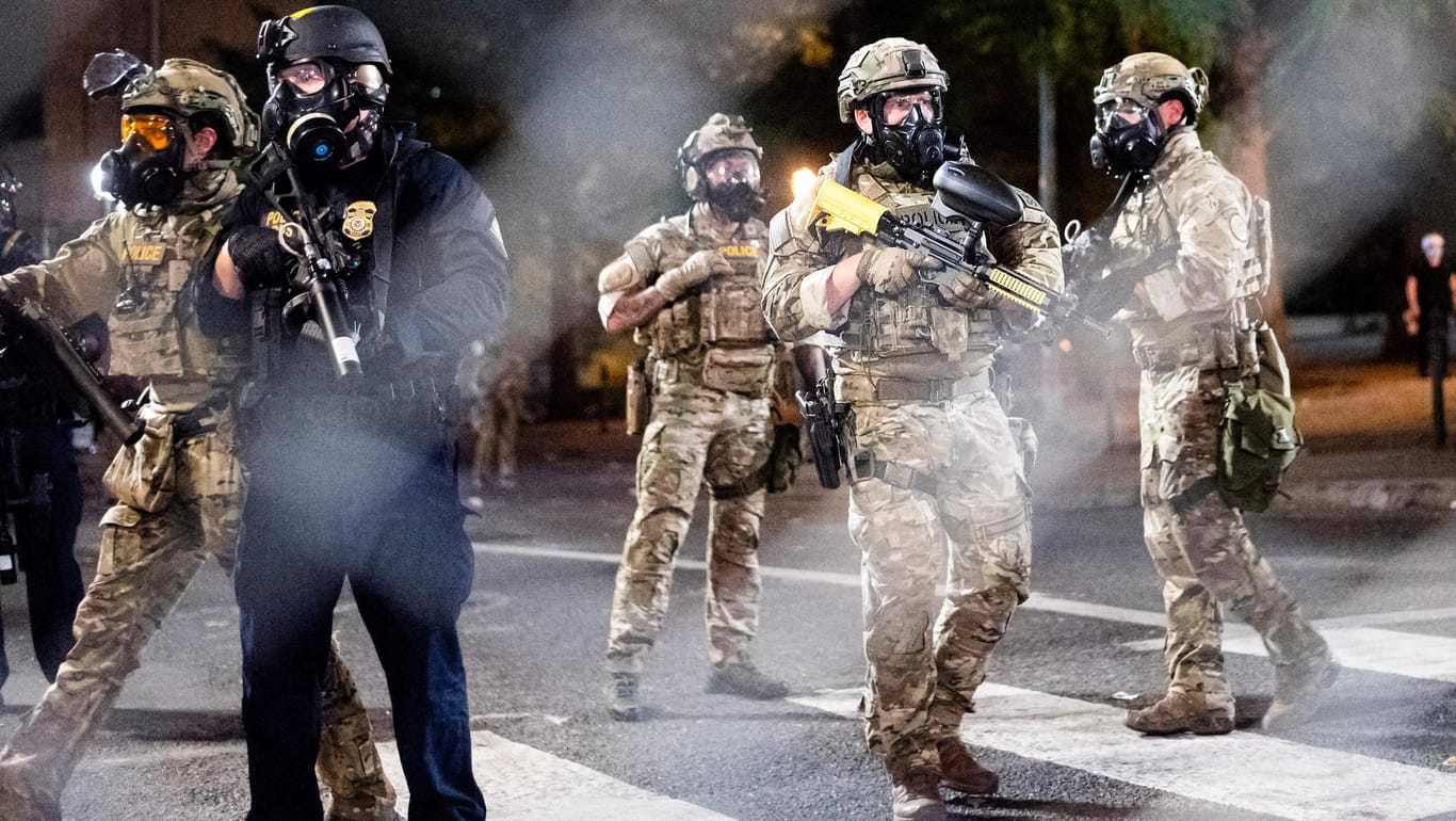 US-Bundespolizisten im Einsatz gegen Demonstrierende in Portland: Mit deren Einsatz droht Präsident Trump auch Städten wie Chicago und New York.