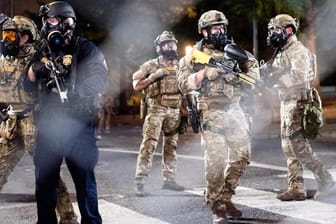 US-Bundespolizisten im Einsatz gegen Demonstrierende in Portland: Mit deren Einsatz droht Präsident Trump auch Städten wie Chicago und New York.