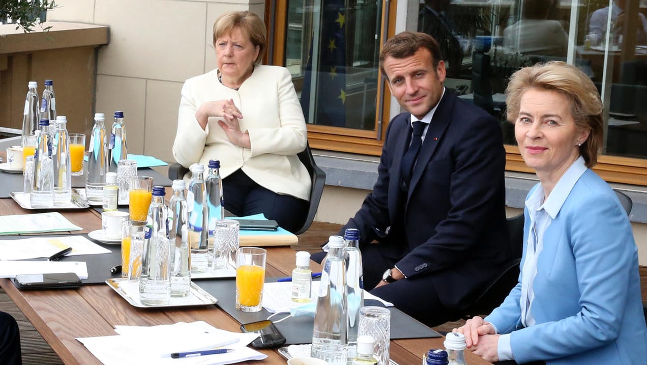 Nach langen Verhandlungstagen konnten sich die Staats- und Regierungschefs der Europäischen Union auf ein historisches Finanzpaket einigen. Nach langen Verhandlungstagen konnten sich die Staats- und Regierungschefs der Europäischen Union auf ein historisches Finanzpaket einigen.