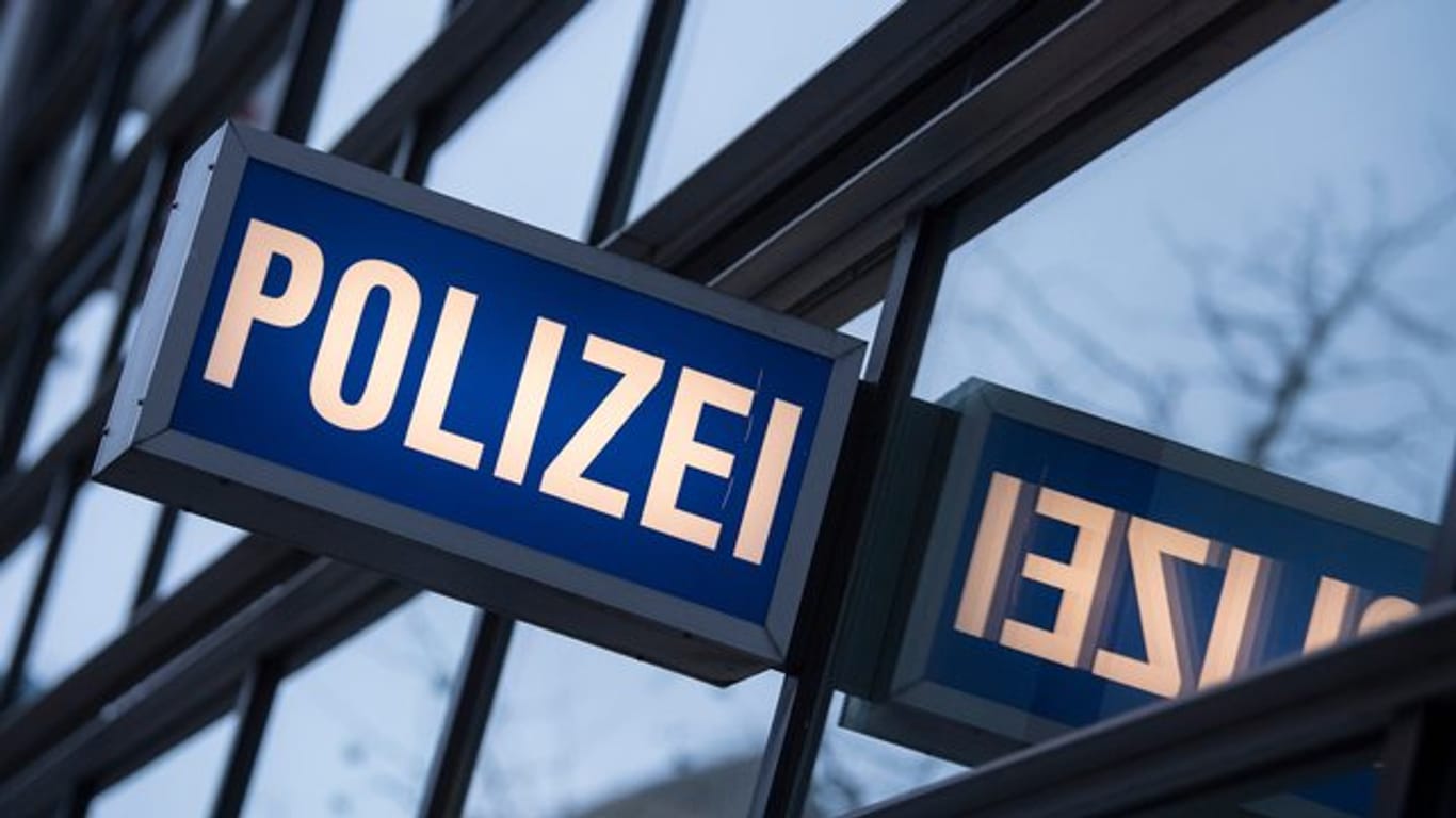 Der Schriftzug "Polizei" an einem Polizeirevier: In Köln hat es eine Razzia bei einem 44-Jährigen gegeben.