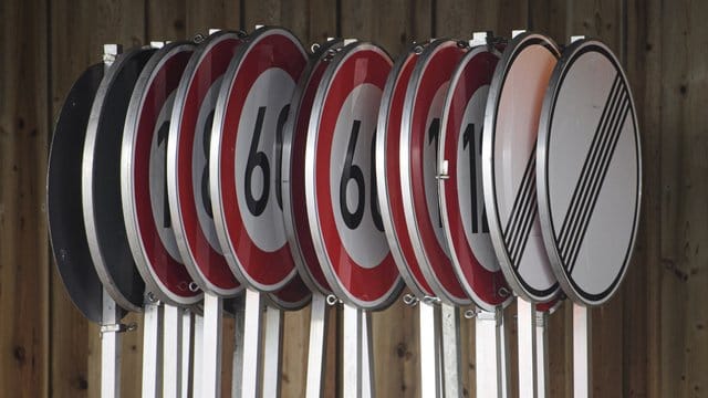 Geschwindigkeitsbegrenzungen und Aufhebungsschilder im Lager einer Autobahnmeisterei. Geschwindigkeitsbegrenzungen und Aufhebungsschilder im Lager einer Autobahnmeisterei.