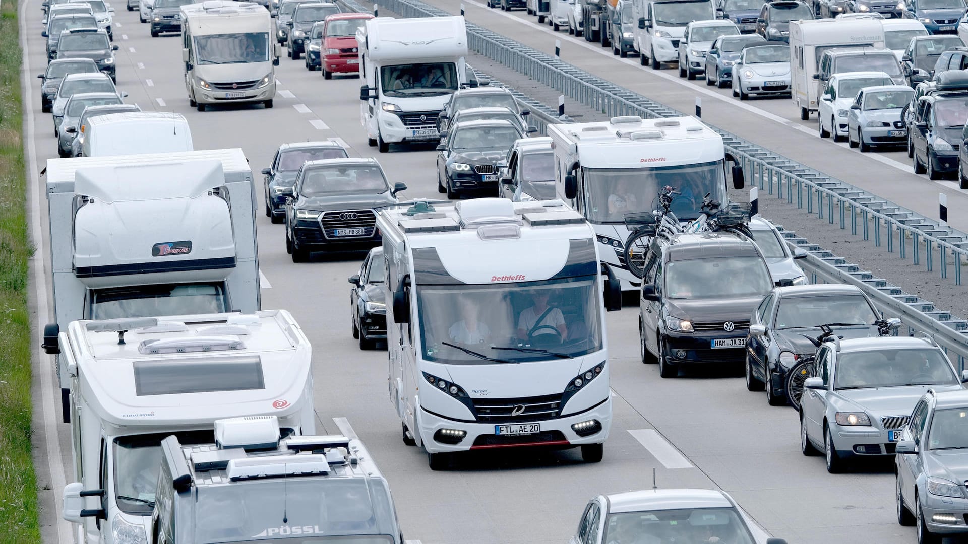 Stauprognose: Fast alle Bundesländer haben Ferien. Das zieht eine Vielzahl an Urlaubern auf die Autobahn, um in Deutschland und in angrenzende Länder zu verreisen.