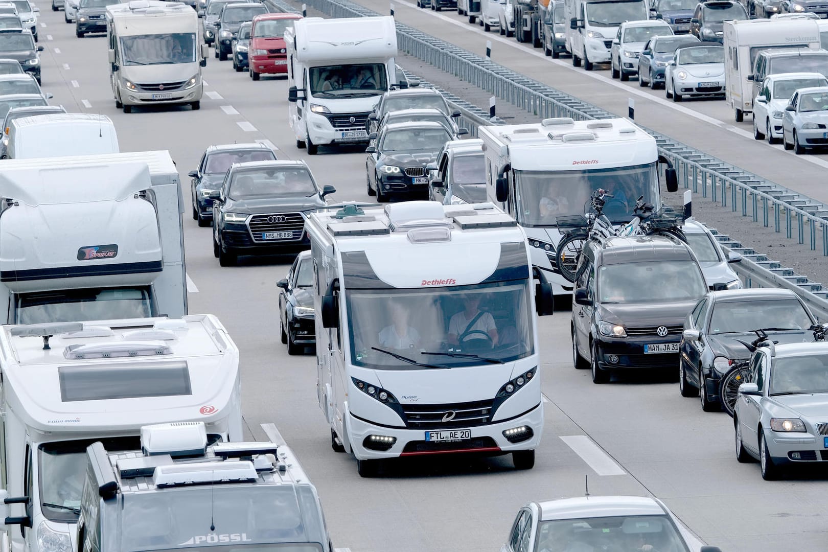 Stauprognose: Fast alle Bundesländer haben Ferien. Das zieht eine Vielzahl an Urlaubern auf die Autobahn, um in Deutschland und in angrenzende Länder zu verreisen.