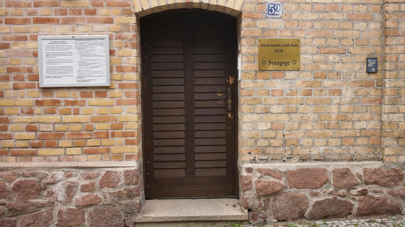 Sechs Zentimeter Eichenholz: Die Tür vor der jüdischen Synagoge rettet mindestens 51 Menschen das Leben.