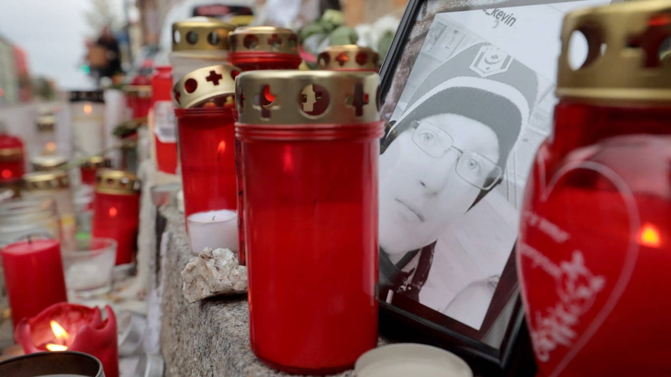 Kerzen und ein Foto von Kevin S.: Der 20-Jährige wurde von Stephan B. in einem Imbiss niedergeschossen.