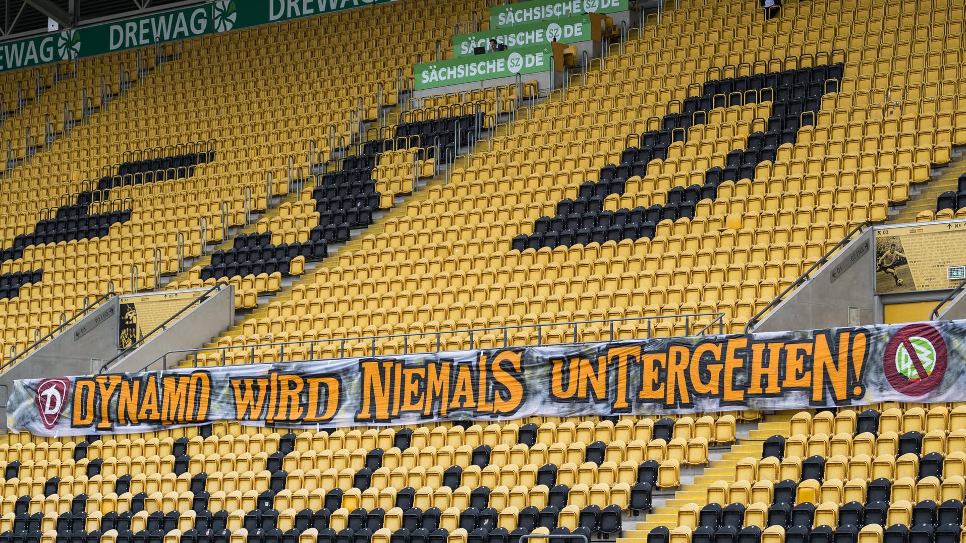 Durchhalteparolen: Fan-Banner im Stadion von Dynamo Dresden. Durchhalteparolen: Fan-Banner im Stadion von Dynamo Dresden.
