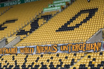 Durchhalteparolen: Fan-Banner im Stadion von Dynamo Dresden.