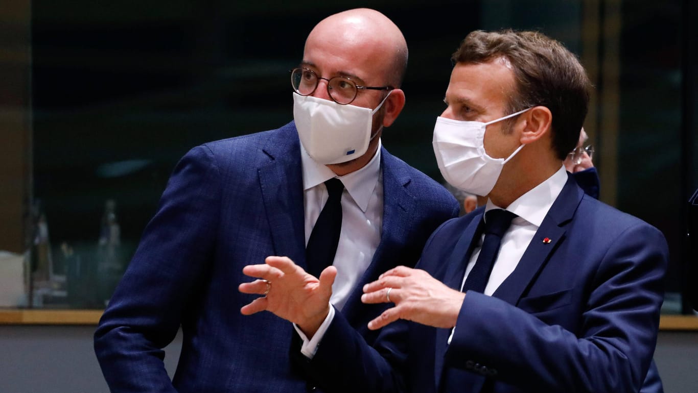EU-Sondergipfel: Charles Michel mit Frankreichs Präsident Emmanuel Macron (r.).