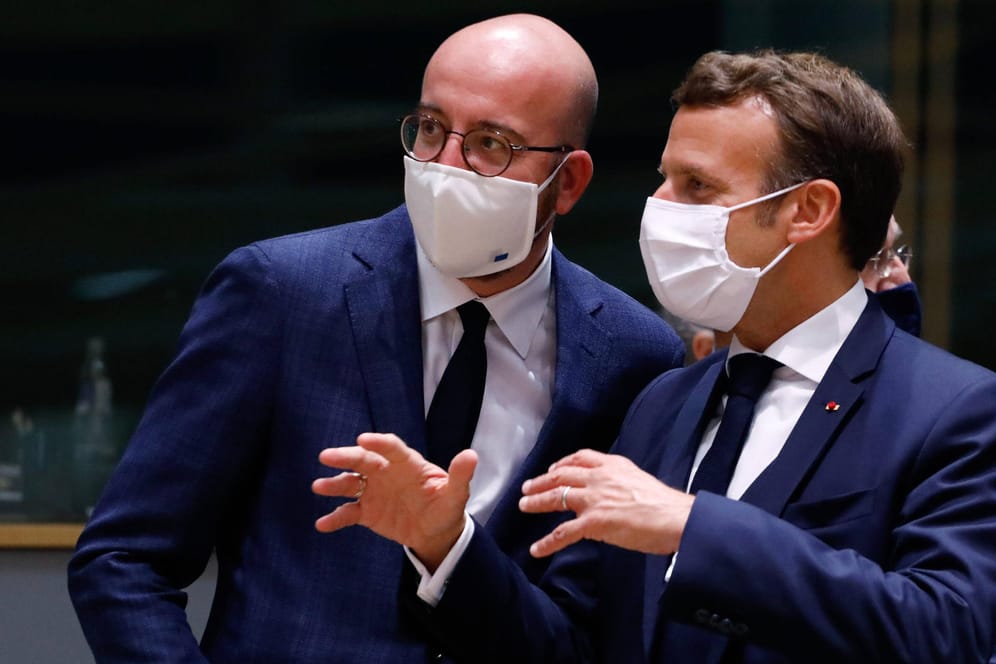 EU-Sondergipfel: Charles Michel mit Frankreichs Präsident Emmanuel Macron (r.).