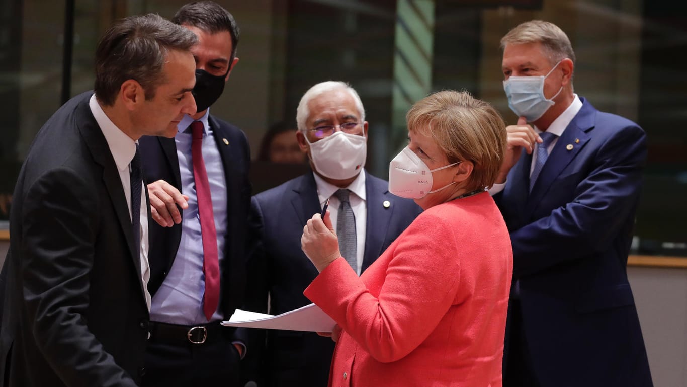Brüssel: Bundeskanzlerin Angela Merkel unterhält sich mit Kyriakos Mitsotakis, Pedro Sánchez, António Costa und Klaus Johannis (v.l.n.r.).