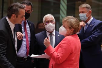 Brüssel: Bundeskanzlerin Angela Merkel unterhält sich mit Kyriakos Mitsotakis, Pedro Sánchez, António Costa und Klaus Johannis (v.l.n.r.).